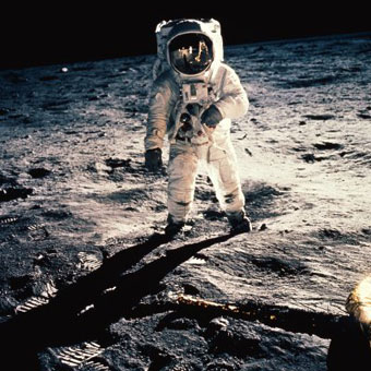 Впервые человек, ступил на поверхность Луны
