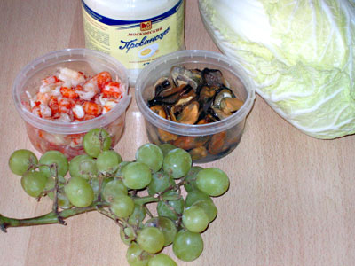 Морской салат с виноградом