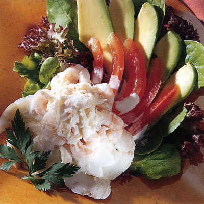 Салат из морских продуктов с авокадо.
