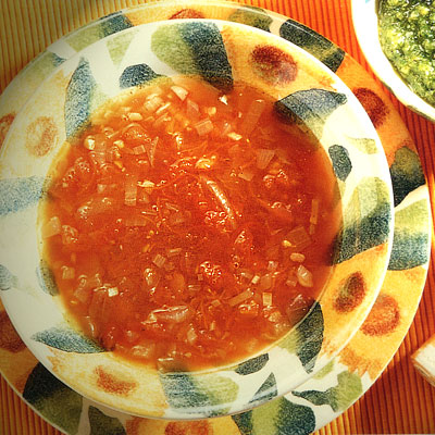 Суп с жареными помидорами и чесноком.