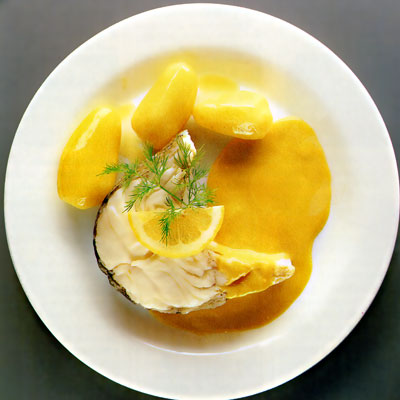 Отварная треска с картофелем и горчичным соусом.