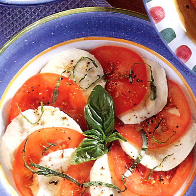 Салат из сыра моцарелла, помидоров и базилика